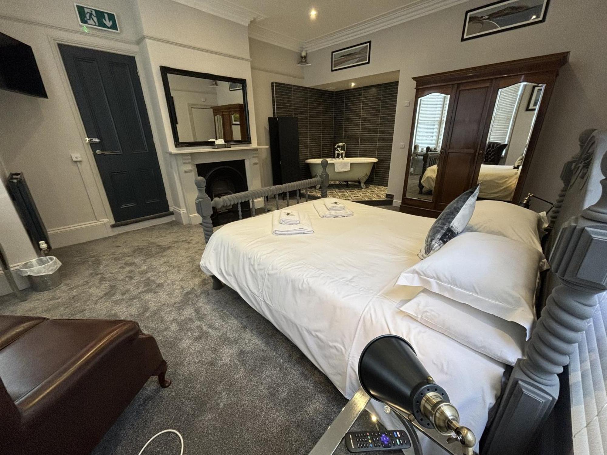 The Chapel House Hotel Скарбъро Стая снимка